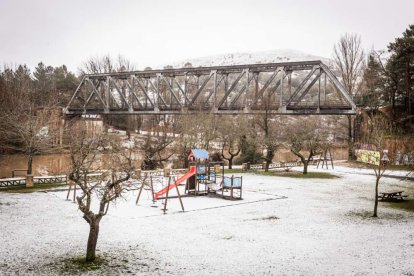 Estampas de capital y provincia con un manto blanco