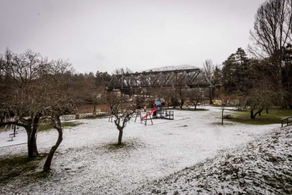Estampas de capital y provincia con un manto blanco