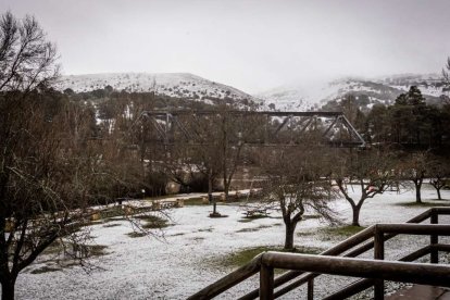 Estampas de capital y provincia con un manto blanco