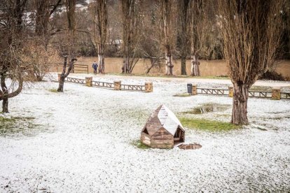 Estampas de capital y provincia con un manto blanco