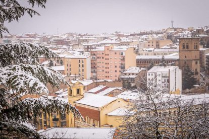 Estampas de capital y provincia con un manto blanco