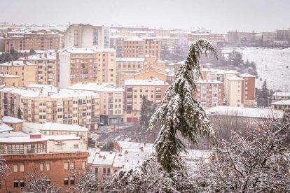 Estampas de capital y provincia con un manto blanco