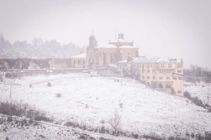 Estampas de capital y provincia con un manto blanco