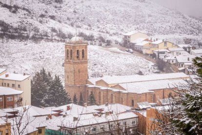 Estampas de capital y provincia con un manto blanco