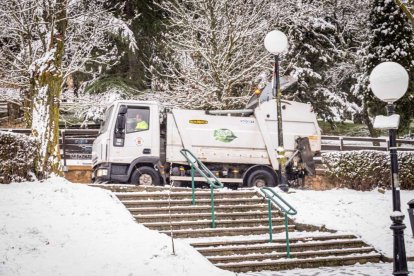 Estampas de capital y provincia con un manto blanco