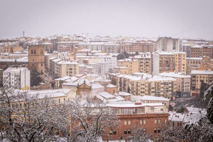 Estampas de capital y provincia con un manto blanco