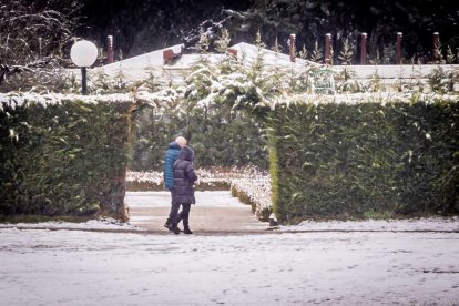 Estampas de capital y provincia con un manto blanco