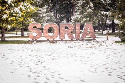 Estampas de capital y provincia con un manto blanco