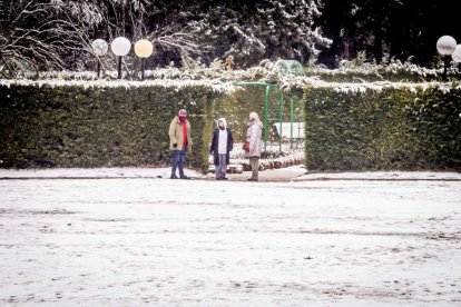 Estampas de capital y provincia con un manto blanco