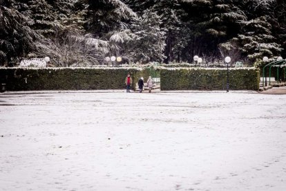 Estampas de capital y provincia con un manto blanco