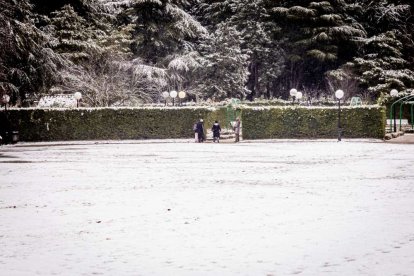 Estampas de capital y provincia con un manto blanco
