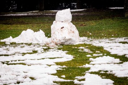 Estampas de capital y provincia con un manto blanco