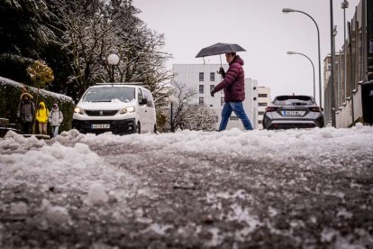 Estampas de capital y provincia con un manto blanco