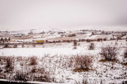 Estampas de capital y provincia con un manto blanco