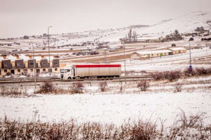 Estampas de capital y provincia con un manto blanco