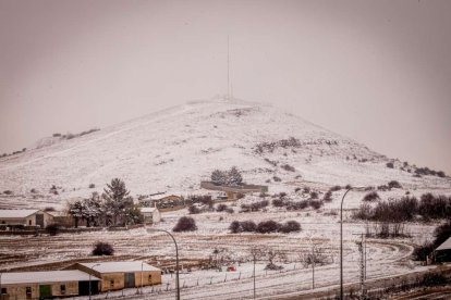 Estampas de capital y provincia con un manto blanco