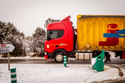 Estampas de capital y provincia con un manto blanco