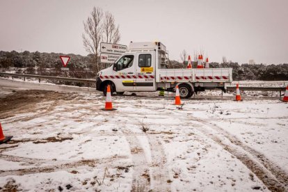 Estampas de capital y provincia con un manto blanco