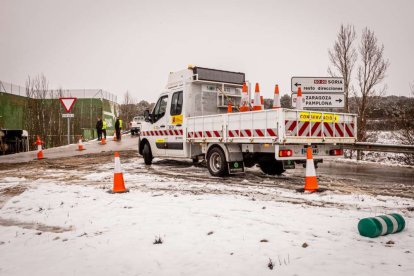 Estampas de capital y provincia con un manto blanco