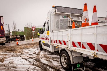 Estampas de capital y provincia con un manto blanco