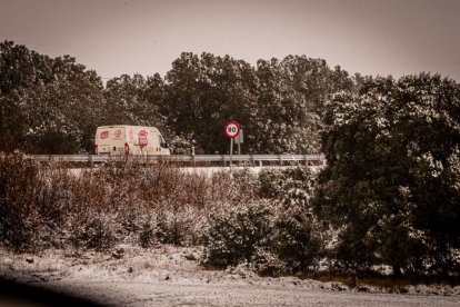 Estampas de capital y provincia con un manto blanco