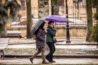 Estampas de capital y provincia con un manto blanco