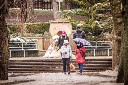 Estampas de capital y provincia con un manto blanco