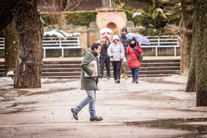 Estampas de capital y provincia con un manto blanco