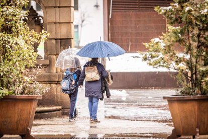 Estampas de capital y provincia con un manto blanco