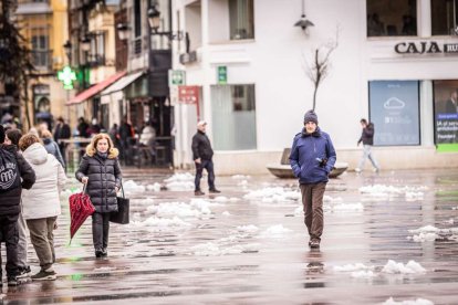 Estampas de capital y provincia con un manto blanco