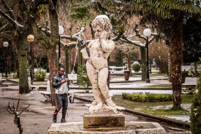 Estampas de capital y provincia con un manto blanco