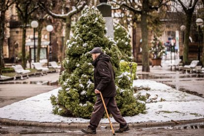 Estampas de capital y provincia con un manto blanco