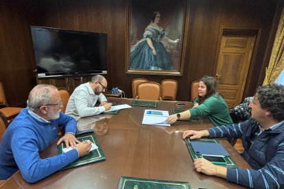Integrantes de la reunión entre Asaja y la Diputación esta mañana en la institución provincial.
