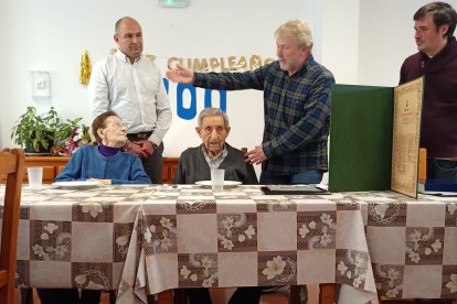 El diputado y el alcalde de Lubia con Hipólito, sentado junto a su esposa.