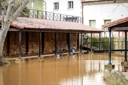 Zonas inundadas tras la fuerte crecida del río.