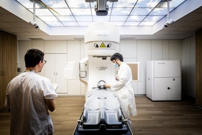 El técnico Juan Pérez Velasco preparando el acelerador para una sesión de radioterapia.