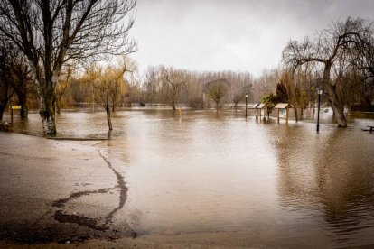 Las zonas aledañas al cauce permanecen bajo el agua