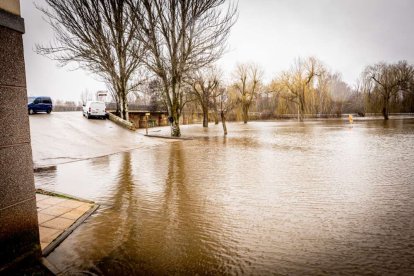 Las zonas aledañas al cauce permanecen bajo el agua