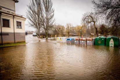 Las zonas aledañas al cauce permanecen bajo el agua