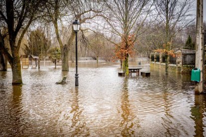 Las zonas aledañas al cauce permanecen bajo el agua