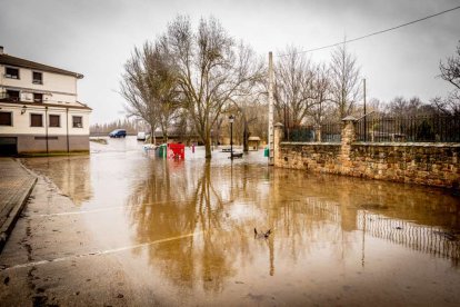Las zonas aledañas al cauce permanecen bajo el agua