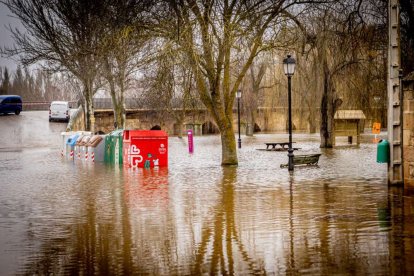 Las zonas aledañas al cauce permanecen bajo el agua