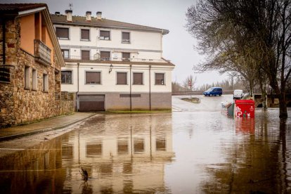 Las zonas aledañas al cauce permanecen bajo el agua