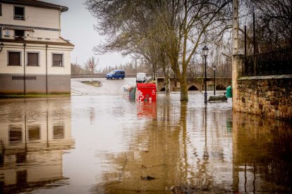 Las zonas aledañas al cauce permanecen bajo el agua