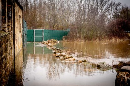 Las zonas aledañas al cauce permanecen bajo el agua