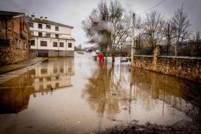 Las zonas aledañas al cauce permanecen bajo el agua