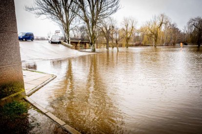 Las zonas aledañas al cauce permanecen bajo el agua