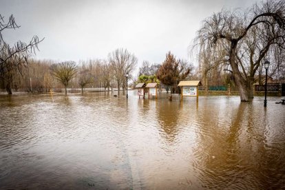 Las zonas aledañas al cauce permanecen bajo el agua