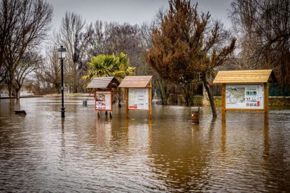Las zonas aledañas al cauce permanecen bajo el agua