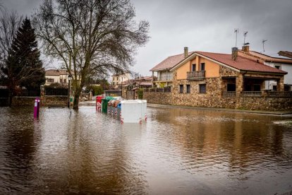 Las zonas aledañas al cauce permanecen bajo el agua
